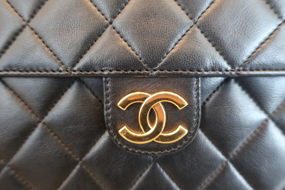 Chanel Matelassé Push Lock Chain Shoulder Bag Pelle di Agnello Nera – 25 cm - Etoilux