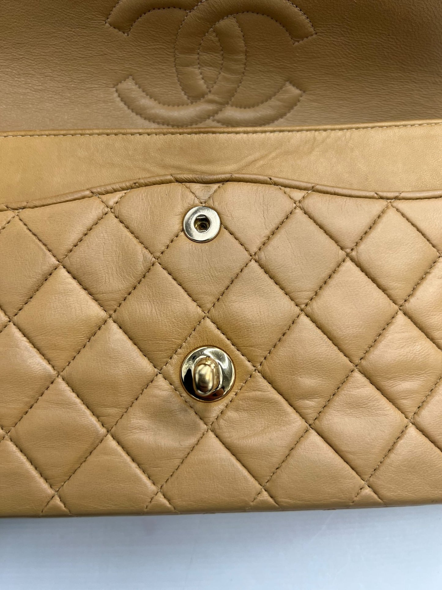 Chanel Classic Double Flap Medium Lambskin Camel Hardware Oro – 25 cm - Etoilux