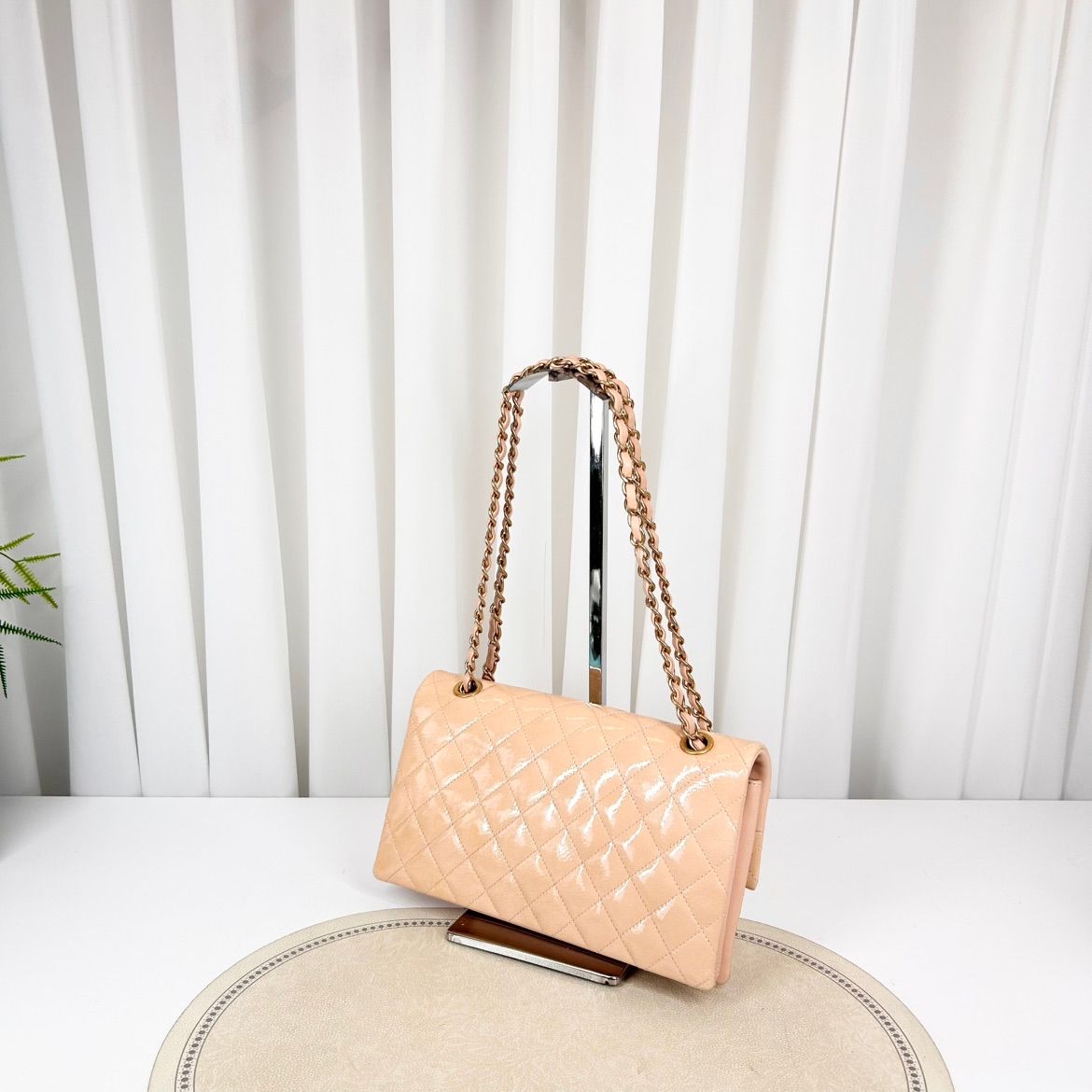 Chanel Classic Flap 21 – Vernice Rosa Cipria – Hardware Oro – Serie 21 - Etoilux