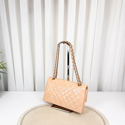 Chanel Classic Flap 21 – Vernice Rosa Cipria – Hardware Oro – Serie 21 - Etoilux