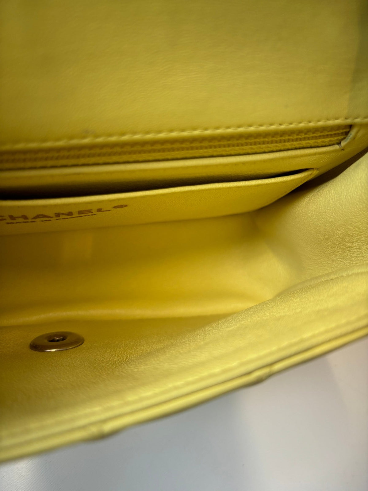 Chanel Classic Flap Mini Rettangolare in Pelle di Agnello Giallo Limone, 2017 – 20 cm - Etoilux