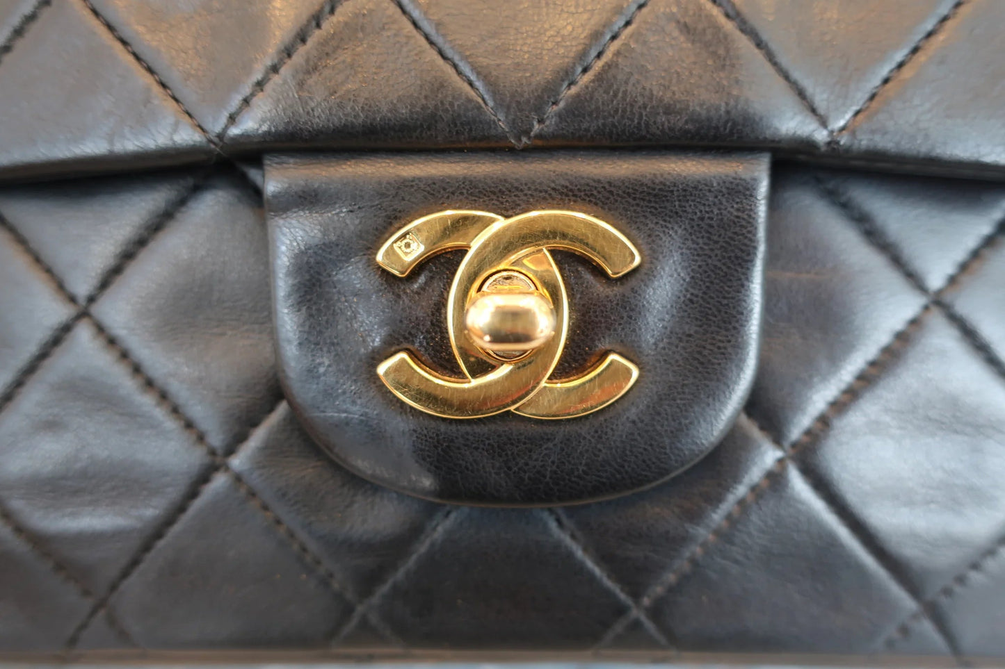 Chanel Classic Double Flap Medium Agnello Nero Hardware Oro – 25 cm - Etoilux