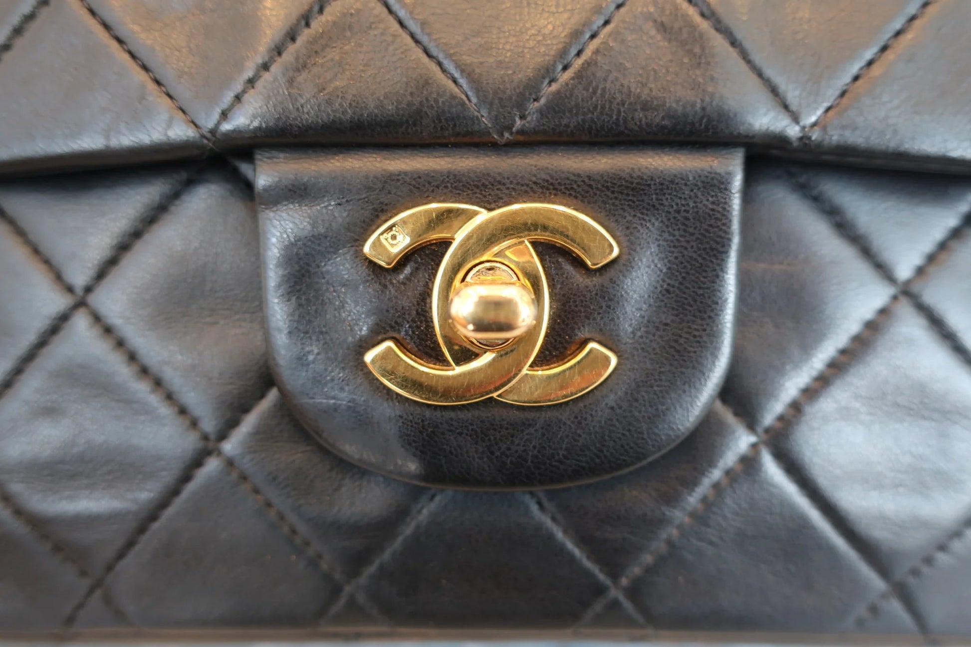 Chanel Classic Double Flap Medium Agnello Nero Hardware Oro – 25 cm - Etoilux