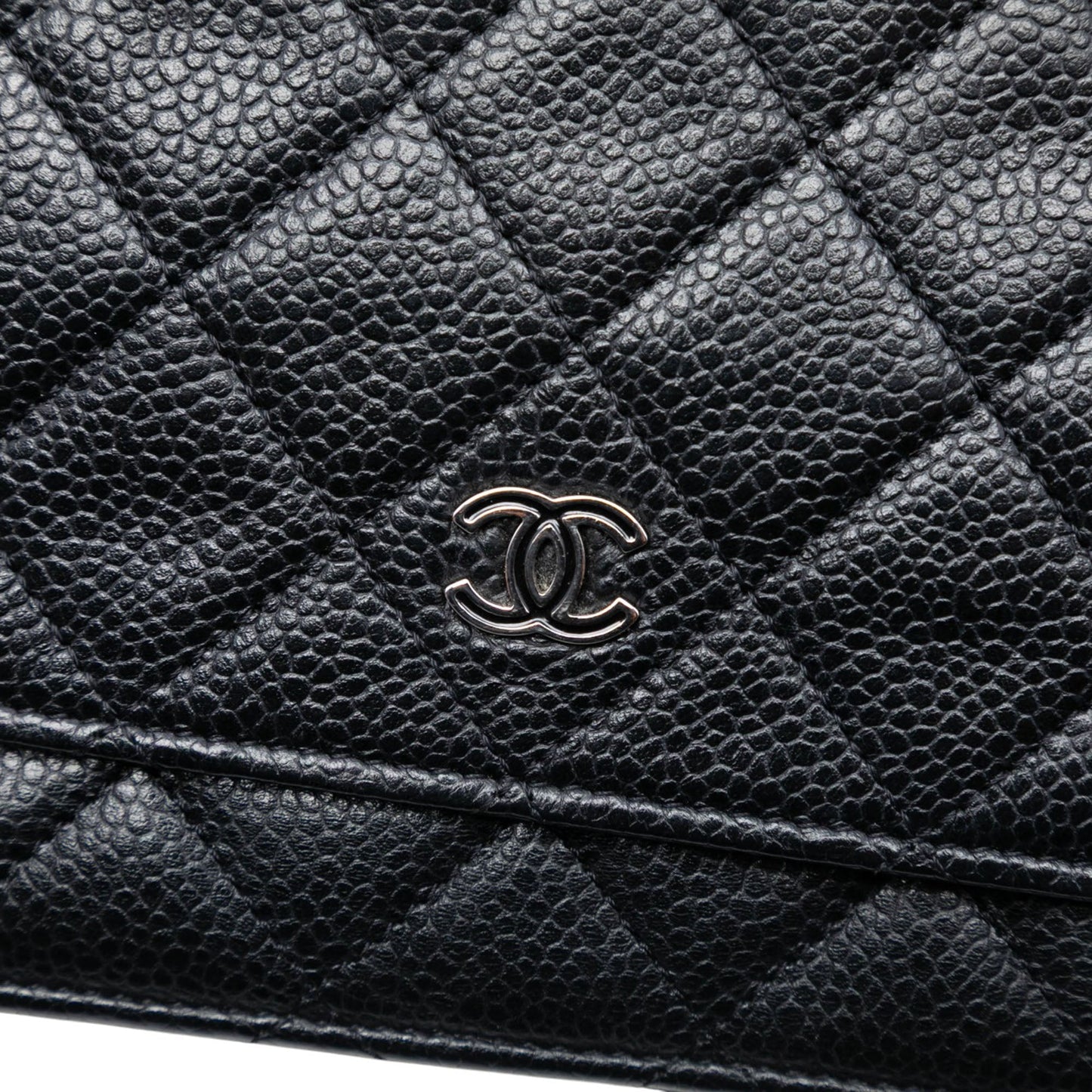 Chanel – Portafoglio con catena CC in pelle Caviar trapuntata nera - Etoilux