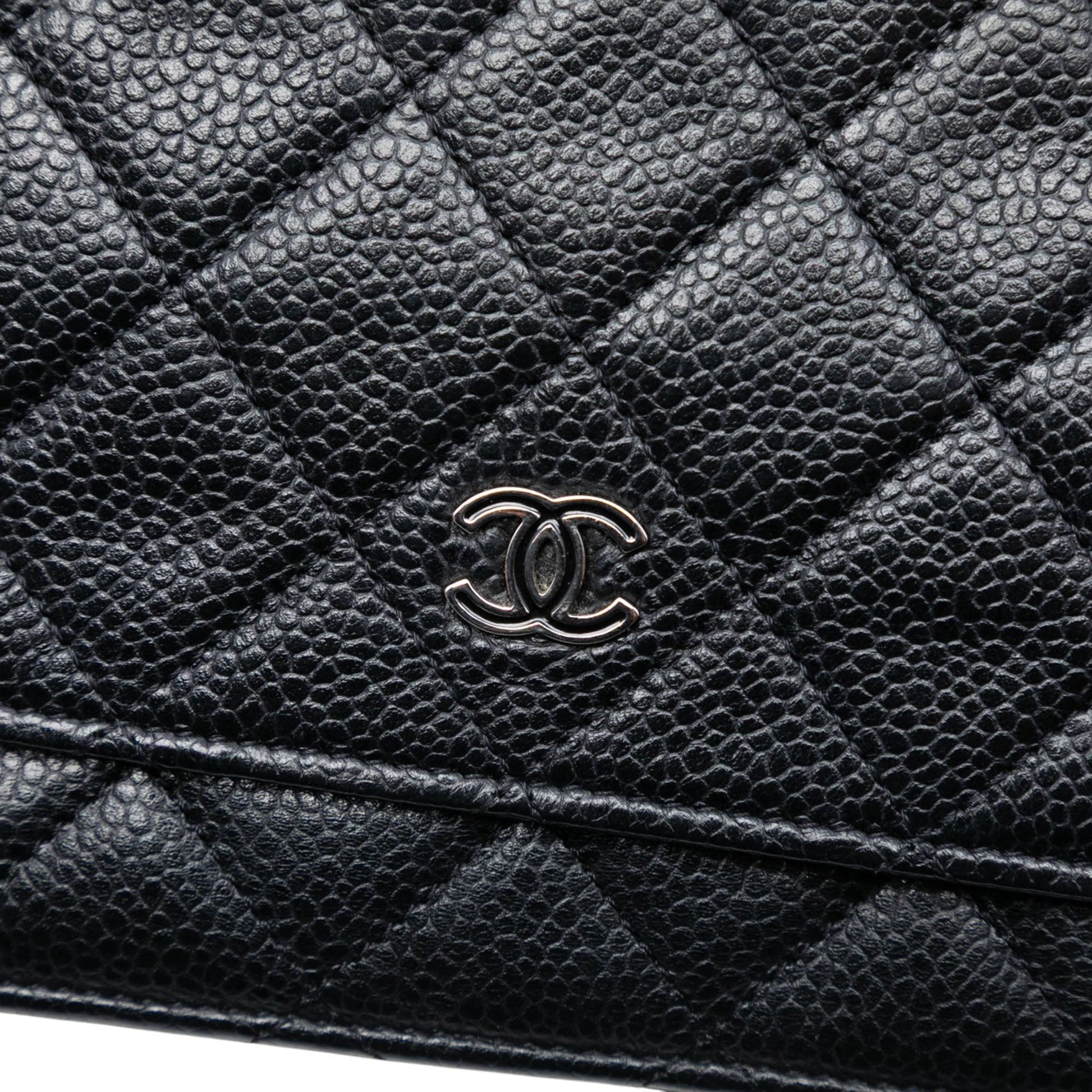 Chanel – Portafoglio con catena CC in pelle Caviar trapuntata nera - Etoilux