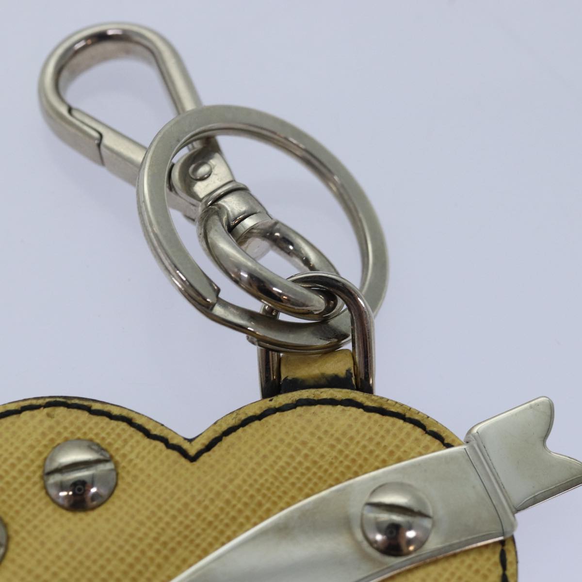 Prada Portachiavi Bag Charm Cuore in Pelle Saffiano Gialla con Freccia – 11 cm - Etoilux