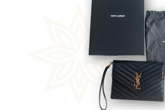 Saint Laurent Monogram Clutch in Pelle Grain de Poudre Nera – Medium Size - Etoilux
