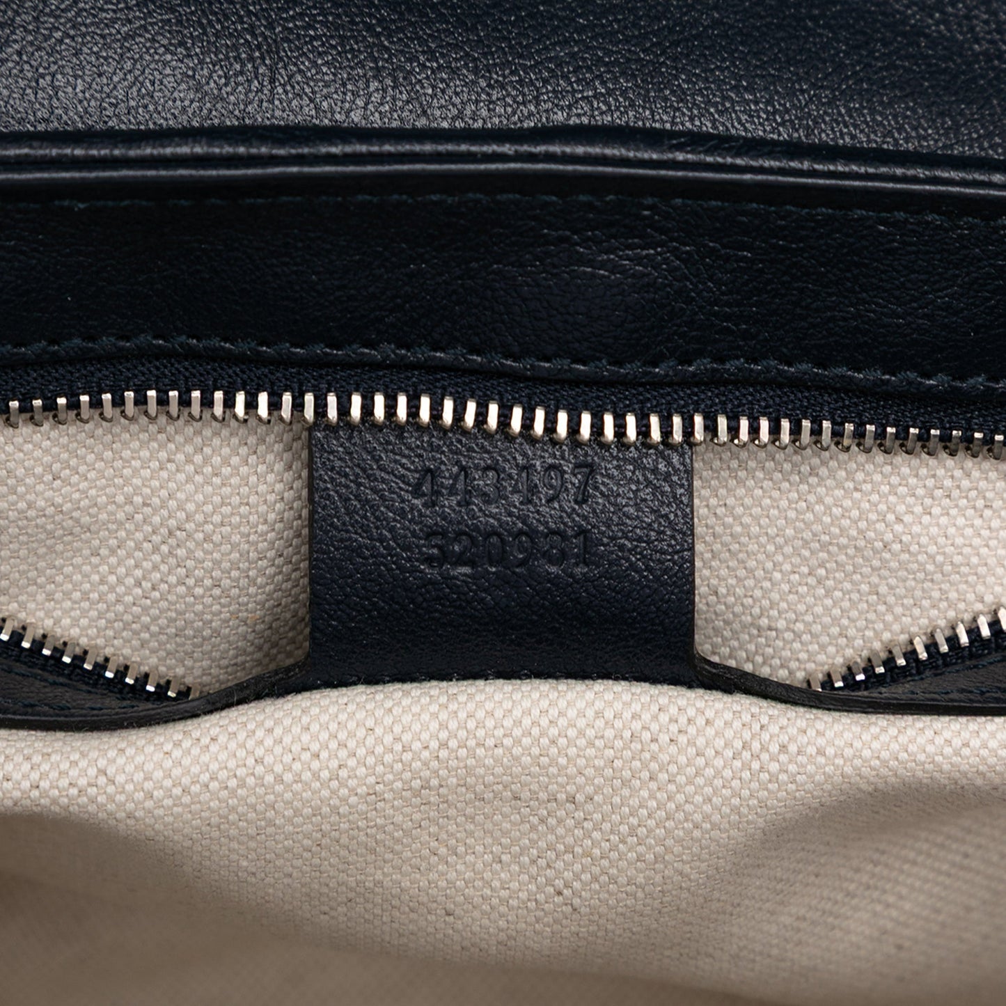 Gucci GG Marmont Shoulder Bag in tela GG rosa con finiture in pelle - Etoilux