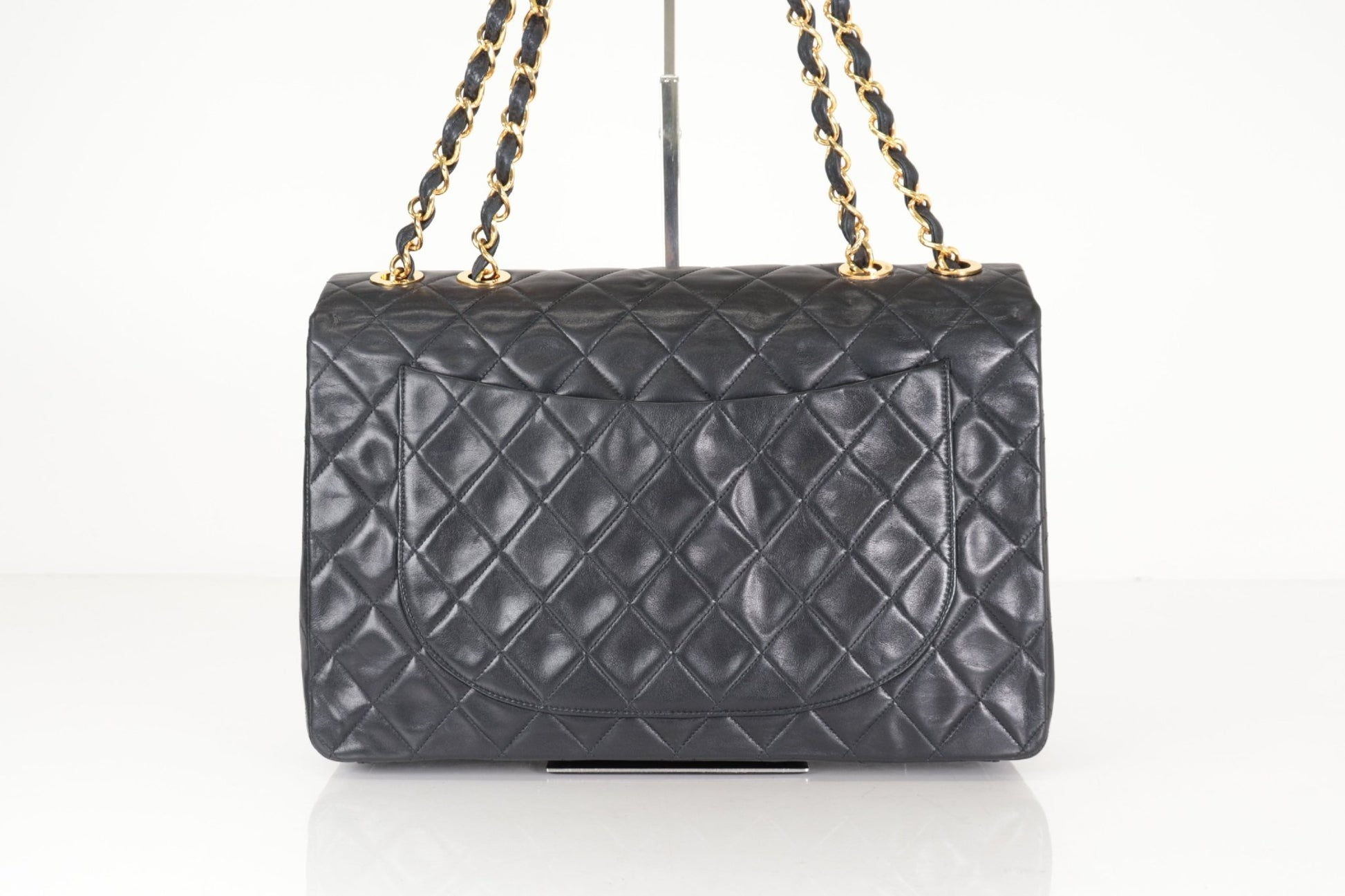 Chanel Classic Flap Maxi Pelle di Agnello Nera Hardware Dorato Vintage – 30 cm - Etoilux