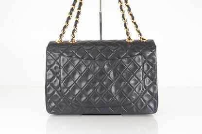 Chanel Classic Flap Maxi Pelle di Agnello Nera Hardware Dorato Vintage – 30 cm - Etoilux