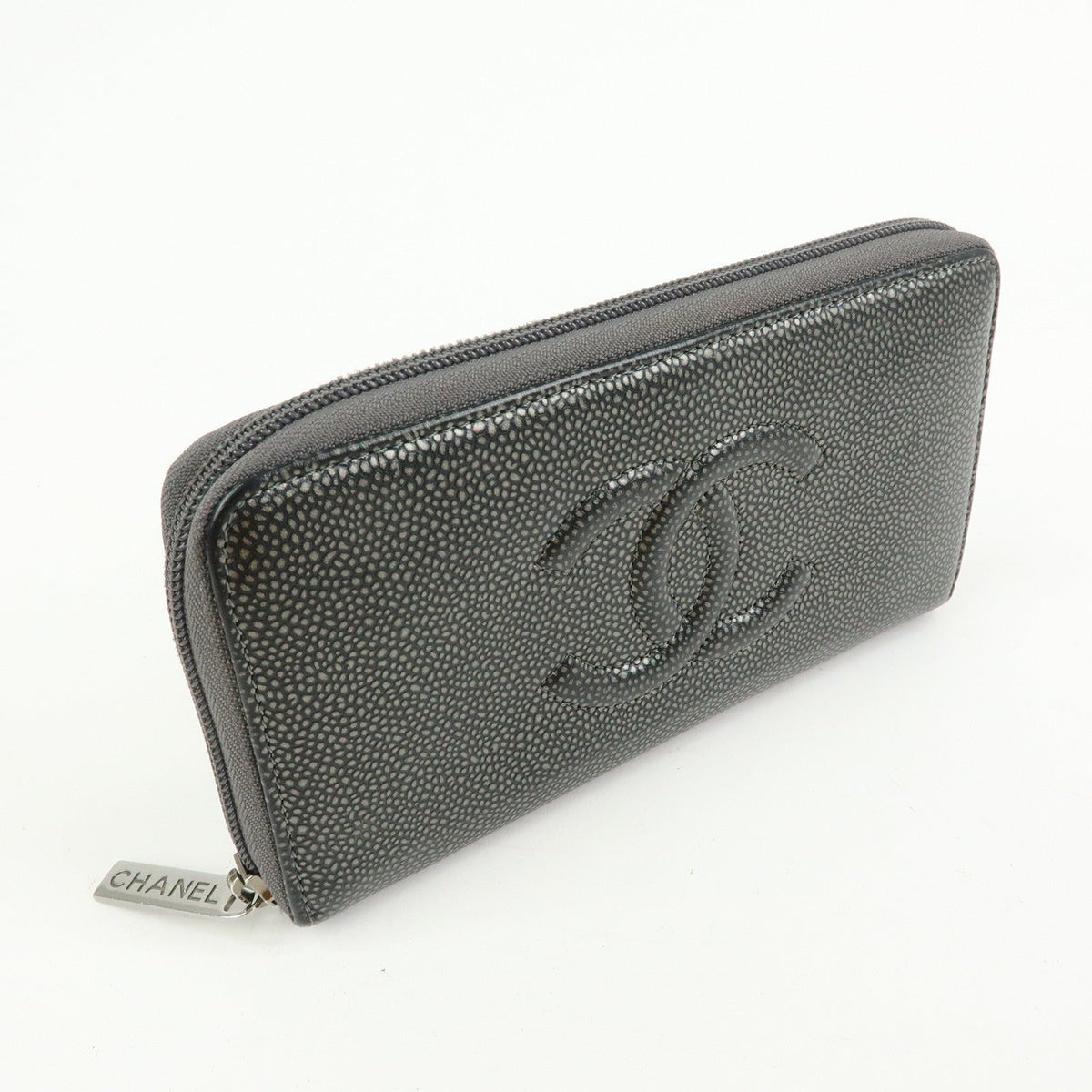 Chanel Portafoglio Zip Around Logo CC – Caviar grigio metallizzato - Etoilux