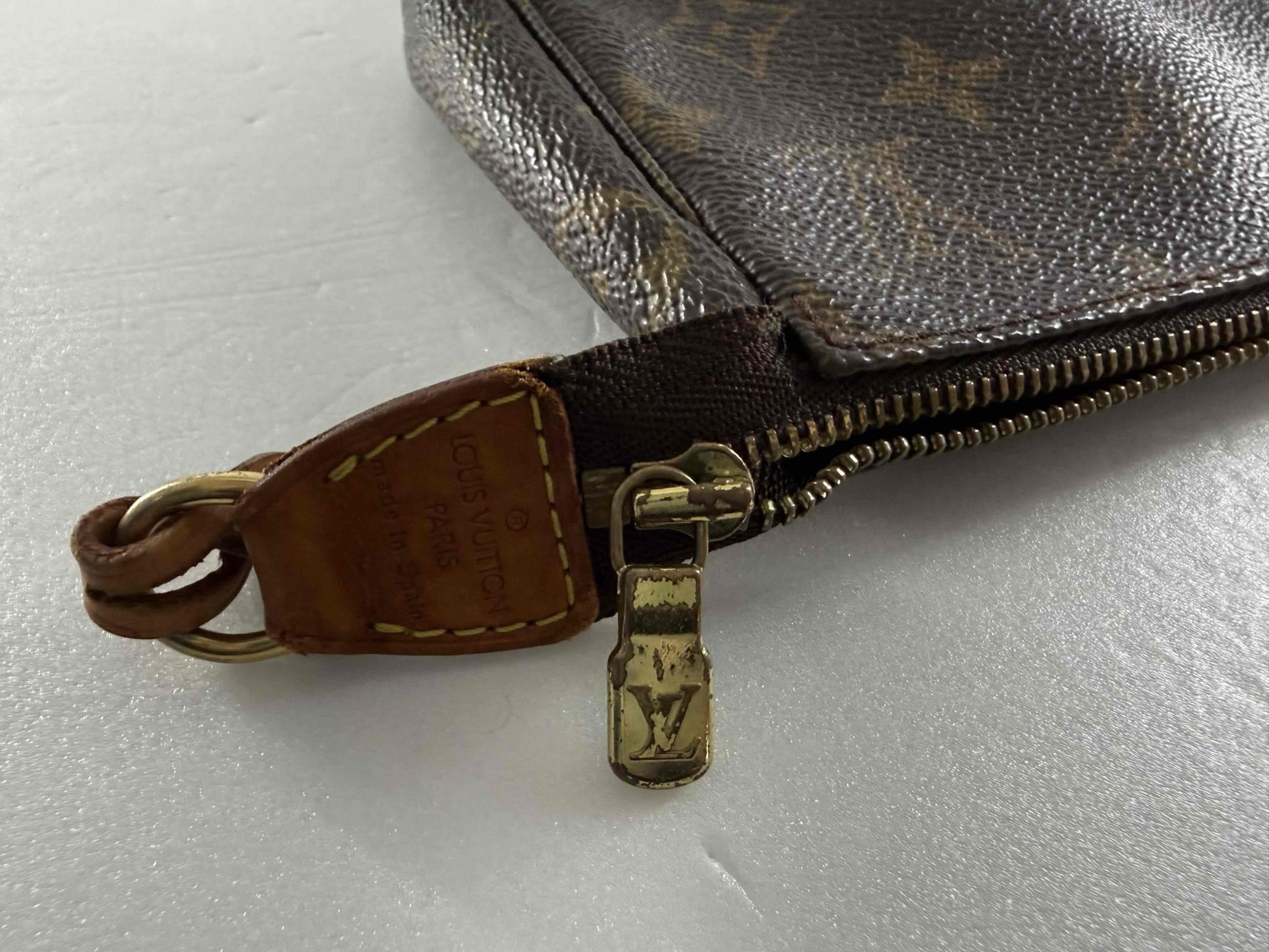 Louis Vuitton Pochette Accessoires Monogram Canvas 2002 – 20,5 cm - Etoilux