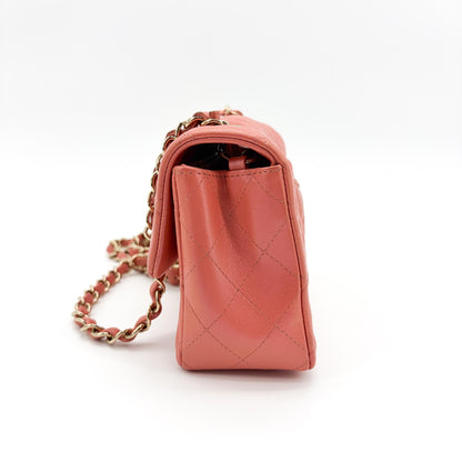 Chanel Classic Flap Medium – Caviar iridescente rosa corallo, hardware oro - Etoilux