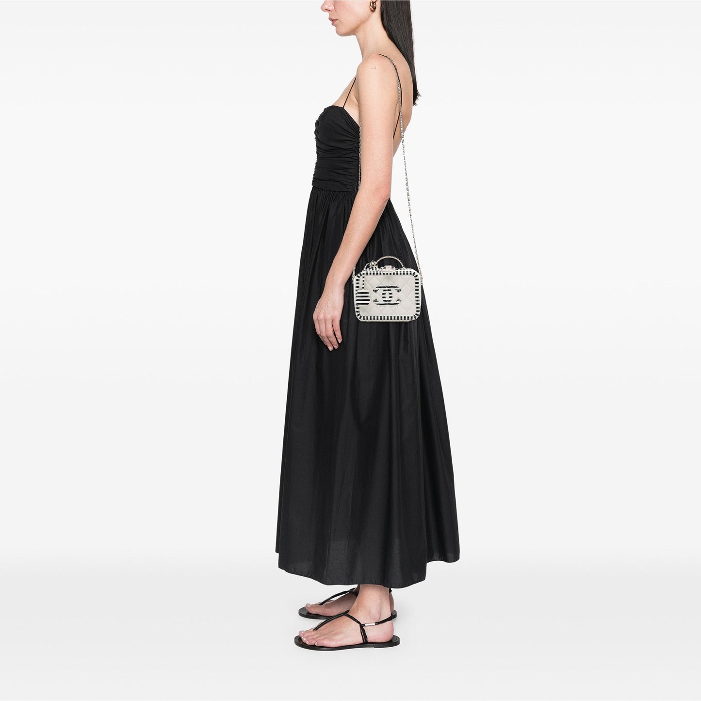 Chanel Small Filigree CC Vanity Case Caviar Bianco con Profili a Righe Nere – 2019 - Etoilux
