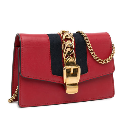 Gucci Super Mini Sylvie a Catena – Pelle Rossa con Dettagli Oro - Etoilux