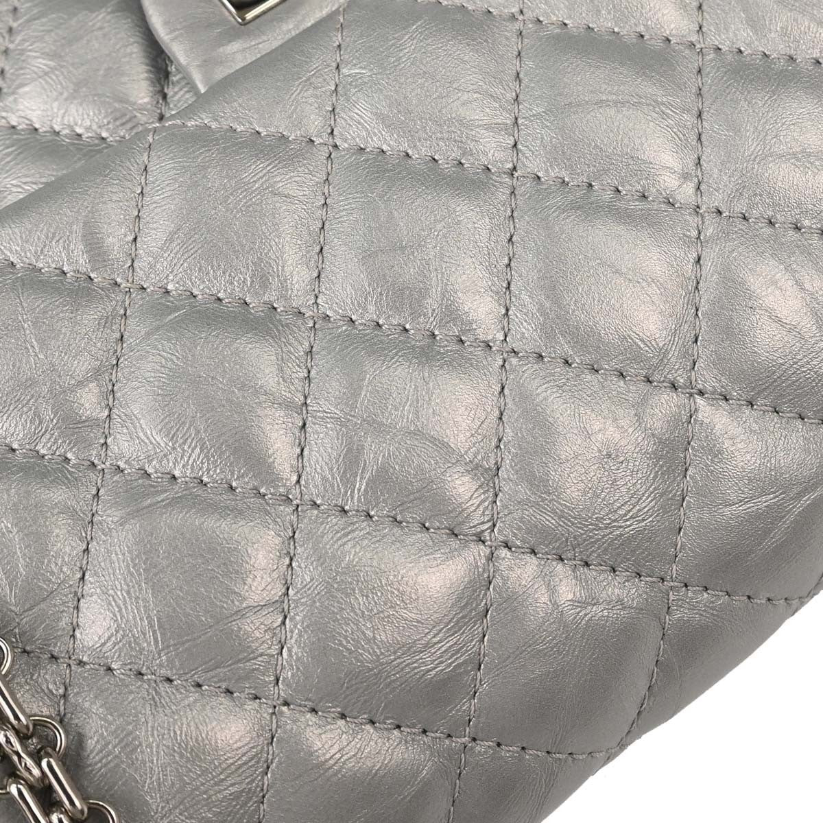 Chanel 2.55 Reissue 226 Doppia Patta Pelle di Vitello Invecchiata Argento Metallizzato – 27 cm - Etoilux