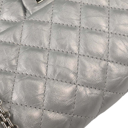 Chanel 2.55 Reissue 226 Doppia Patta Pelle di Vitello Invecchiata Argento Metallizzato – 27 cm - Etoilux