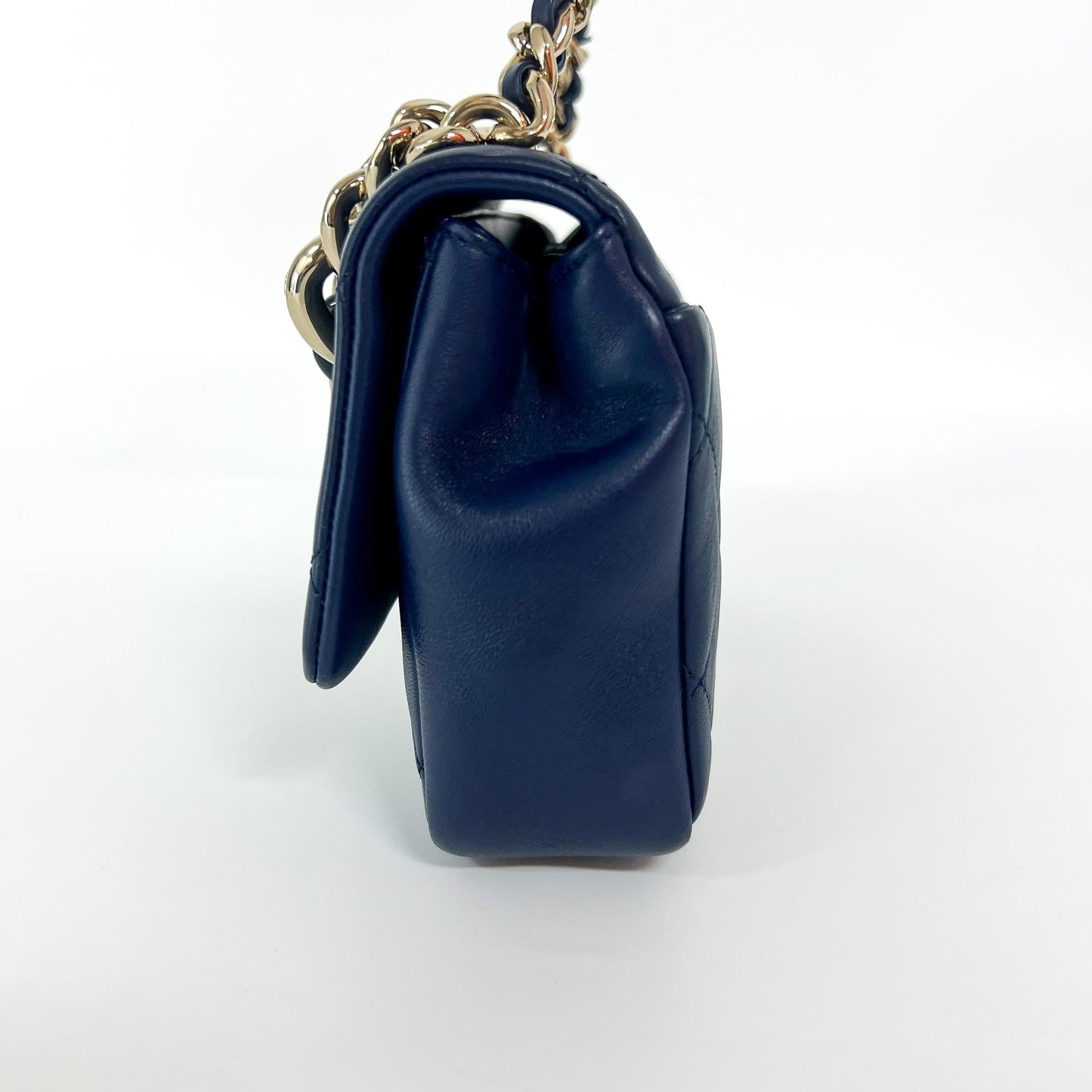 Chanel Flap Bag Small Pelle Agnello Blu Navy Catena Resina – 2020 - Etoilux