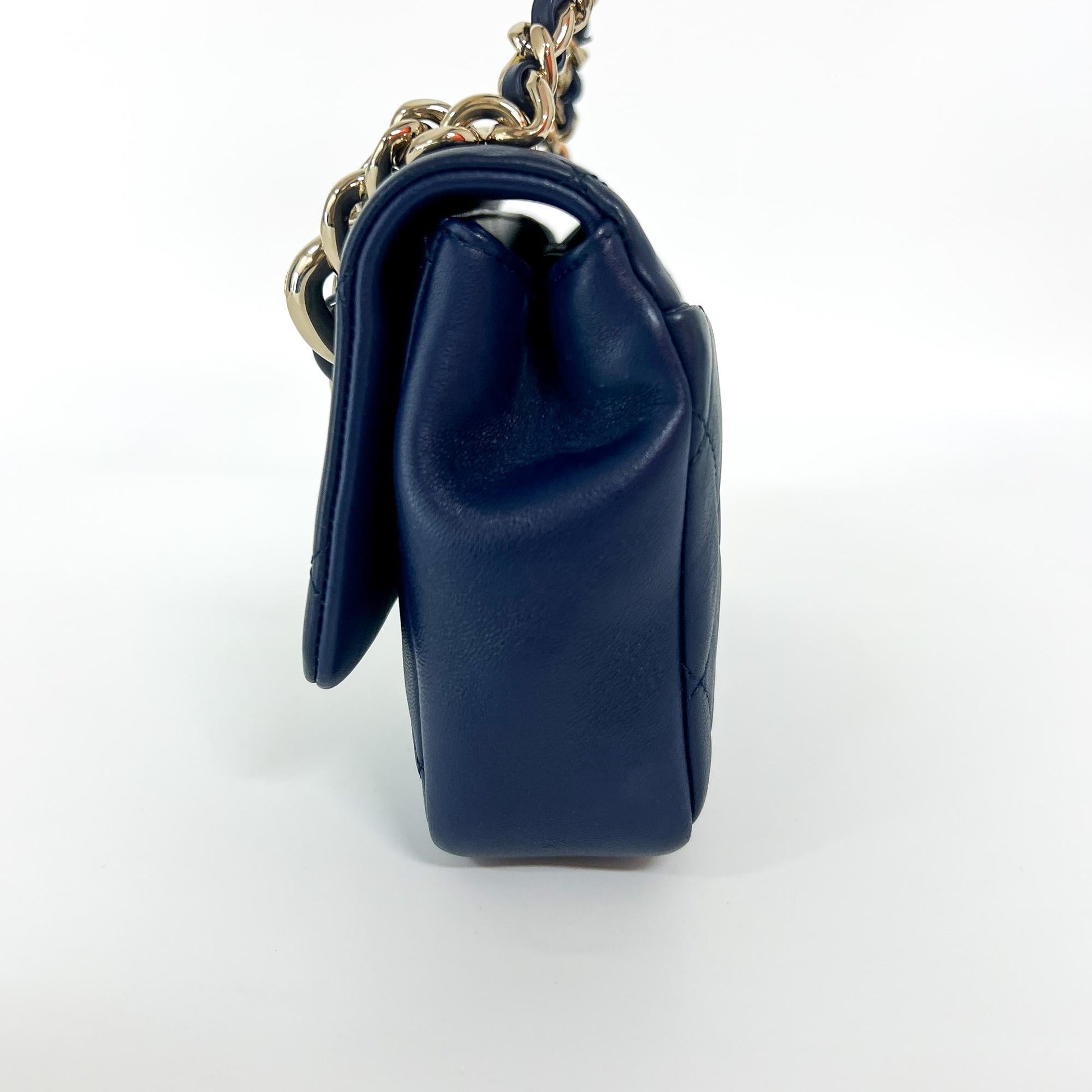 Chanel Flap Bag Small Pelle Agnello Blu Navy Catena Resina – 2020 - Etoilux