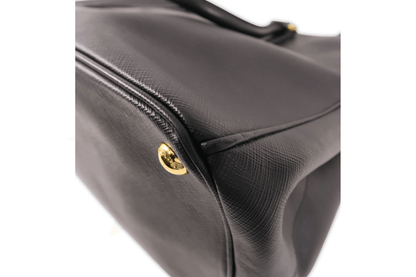 Prada Galleria Medium in Saffiano Nero con finiture dorate - Etoilux