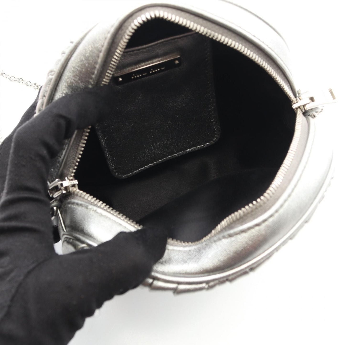 Miu Miu Matelassé Round Crossbody – Pelle Metallizzata Argento con Tracolla a Catena Cristalli – 15 cm - Etoilux