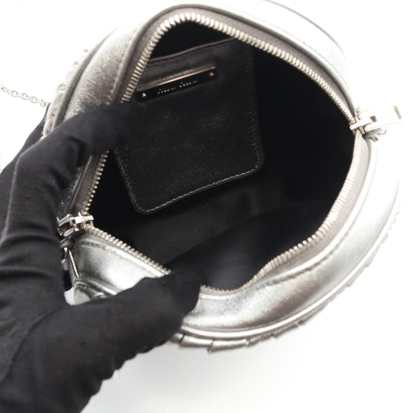 Miu Miu Matelassé Round Crossbody – Pelle Metallizzata Argento con Tracolla a Catena Cristalli – 15 cm - Etoilux