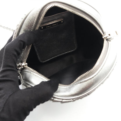 Miu Miu Matelassé Round Crossbody – Pelle Metallizzata Argento con Tracolla a Catena Cristalli – 15 cm - Etoilux