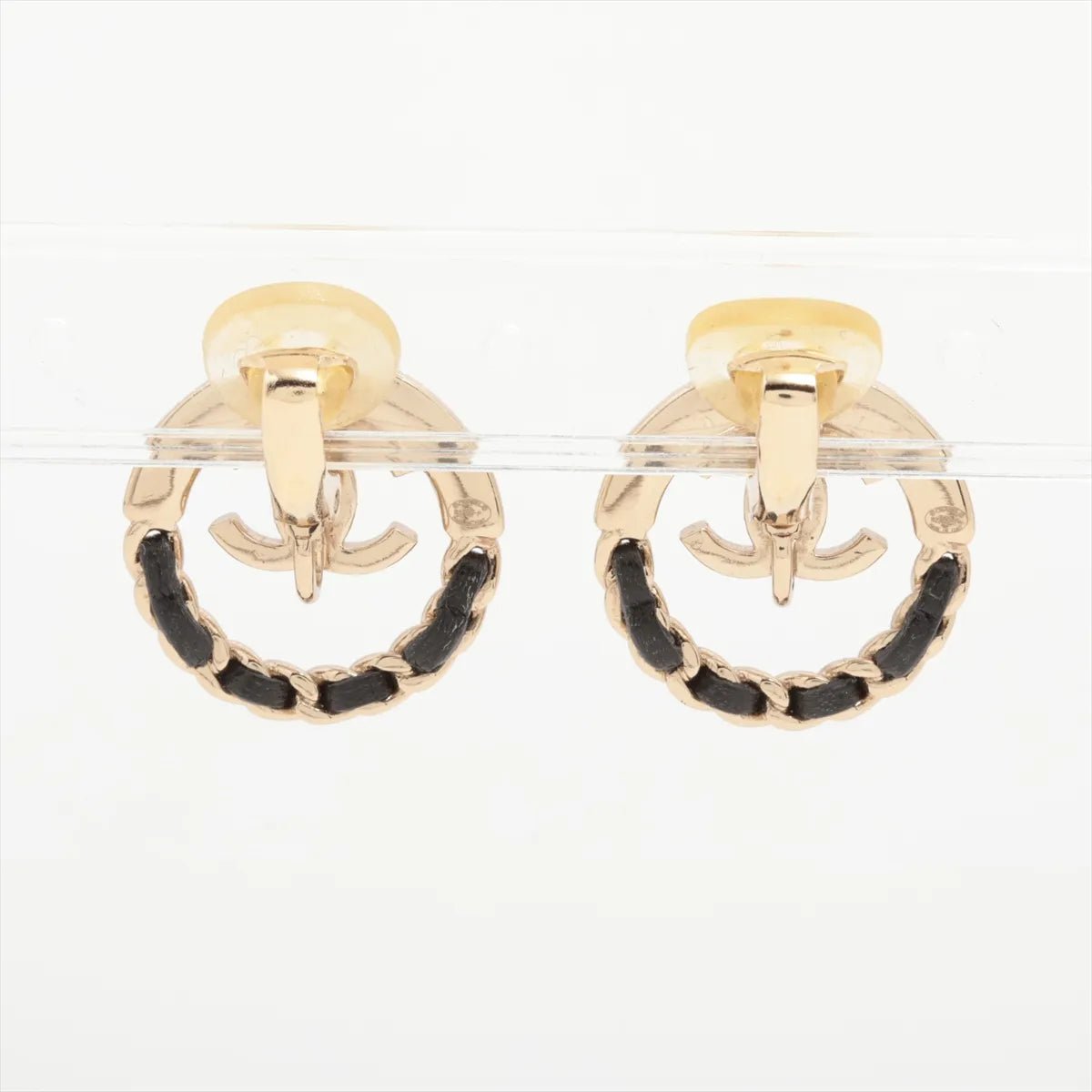 Chanel Orecchini CC Cerchio Chain Metallo Dorato e Pelle Nera – Mini - Etoilux