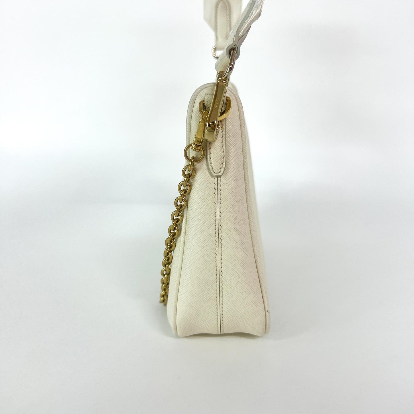 Prada Re - Edition 2005 Saffiano Bianco Latte Hardware Dorato – 23 cm - Etoilux