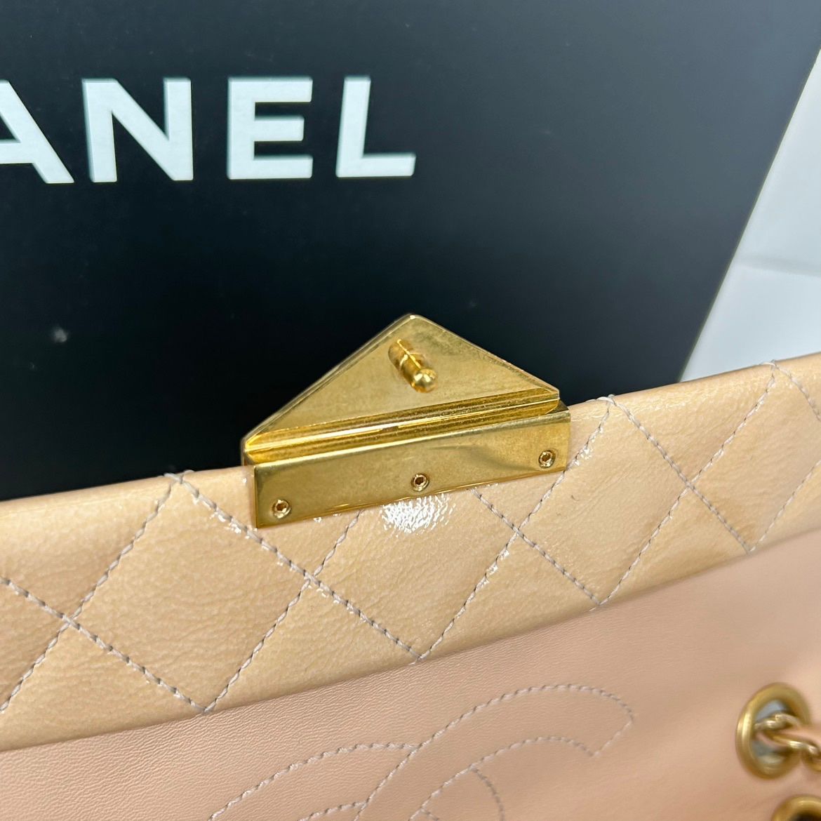 Chanel Classic Flap 21 – Vernice Rosa Cipria – Hardware Oro – Serie 21 - Etoilux