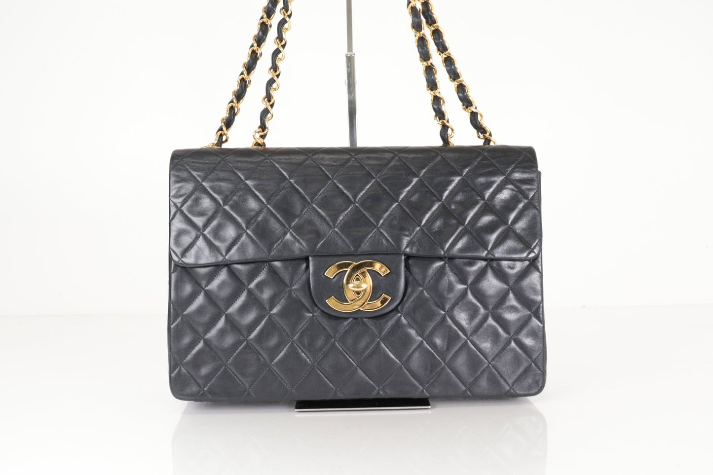 Chanel Classic Flap Maxi Pelle di Agnello Nera Hardware Dorato Vintage – 30 cm - Etoilux