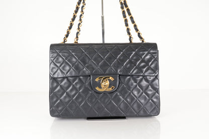 Chanel Classic Flap Maxi Pelle di Agnello Nera Hardware Dorato Vintage – 30 cm - Etoilux
