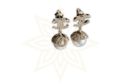 Chanel Orecchini Pendente Perla & Logo CC con Cristalli - Etoilux