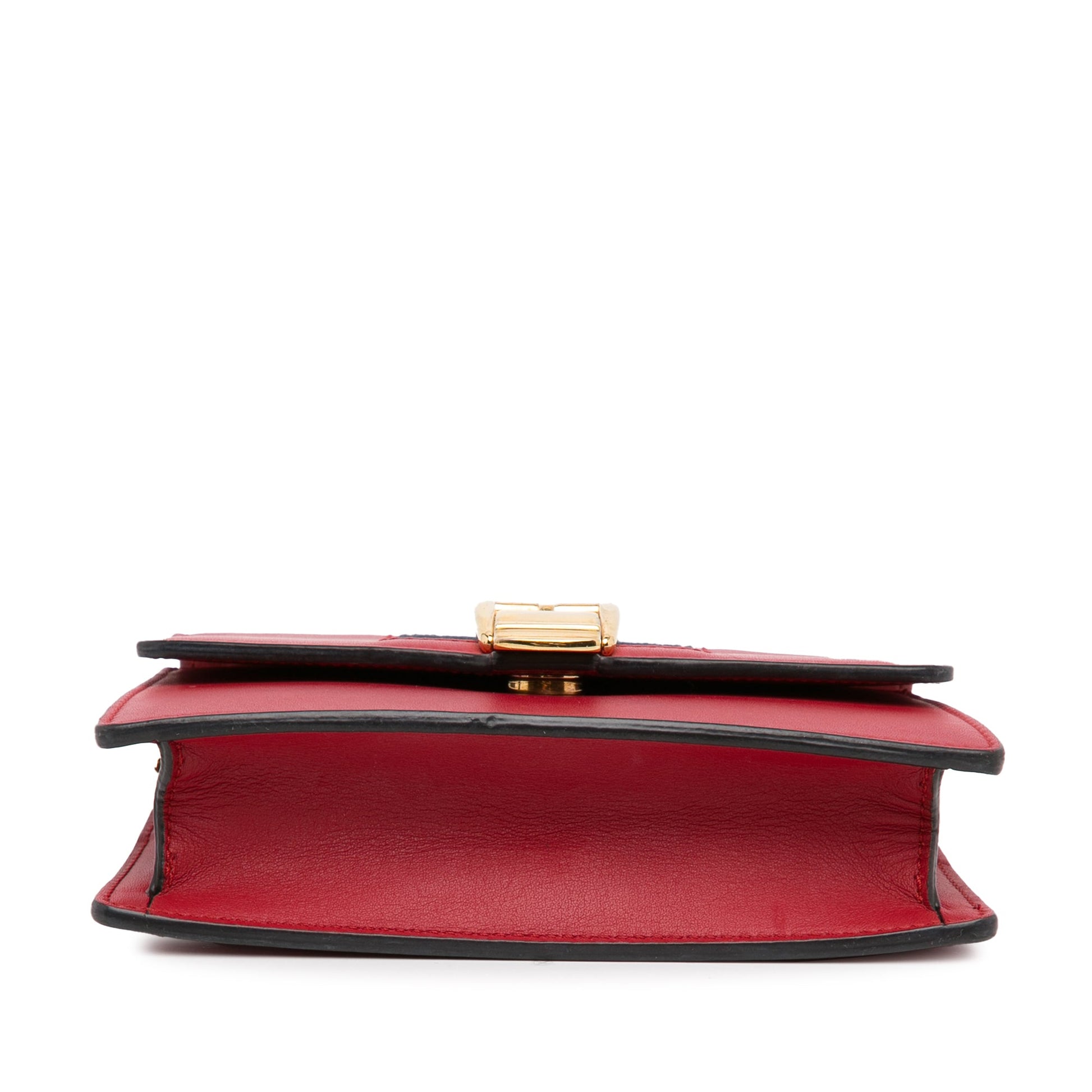 Gucci Super Mini Sylvie a Catena – Pelle Rossa con Dettagli Oro - Etoilux