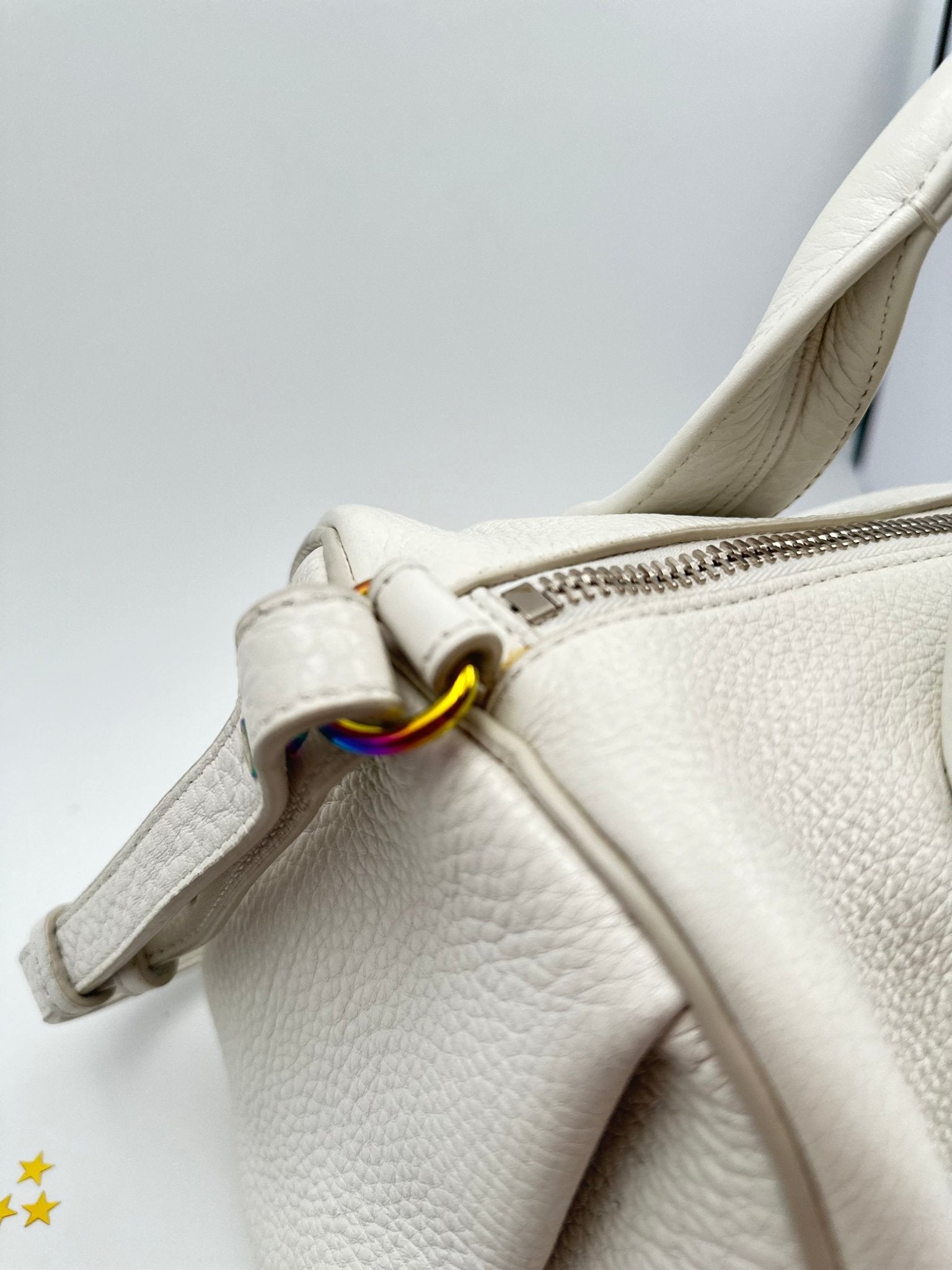 Alexander Wang Rocco Bag in Pelle Martellata Bianca con Borchie Iridescenti - Etoilux