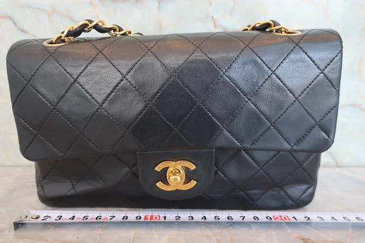 Chanel Timeless Classic Double Flap Small – Pelle di Agnello Nera / Oro – 23 cm - Etoilux