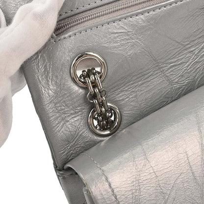 Chanel 2.55 Reissue 226 Doppia Patta Pelle di Vitello Invecchiata Argento Metallizzato – 27 cm - Etoilux