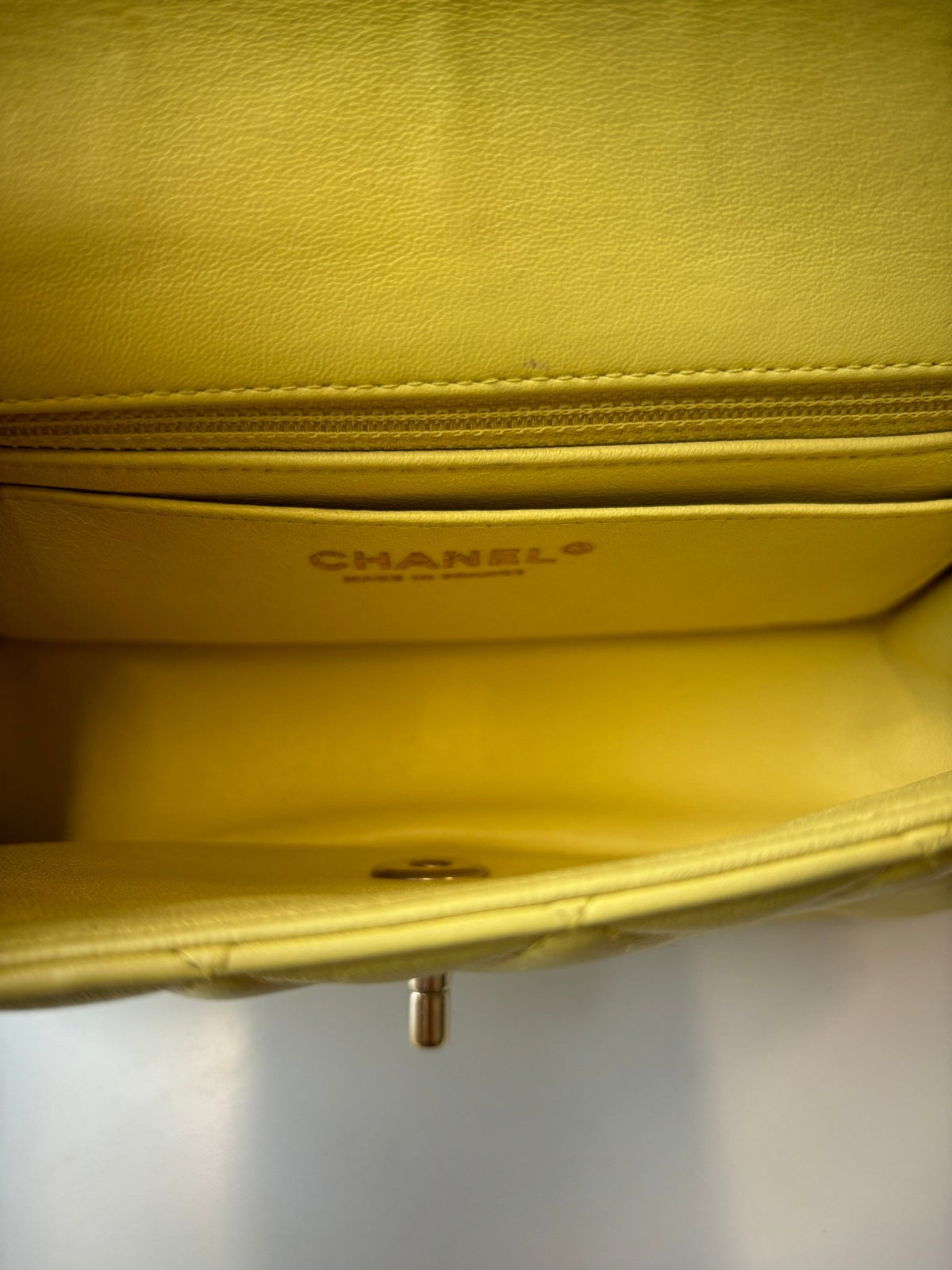 Chanel Classic Flap Mini Rettangolare in Pelle di Agnello Giallo Limone, 2017 – 20 cm - Etoilux