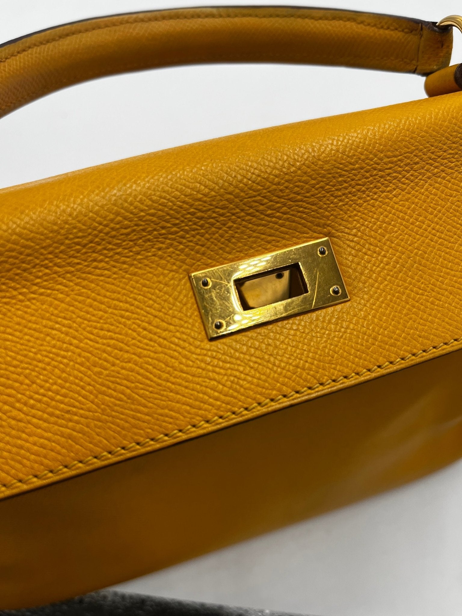 Hermès Kelly 32 Retourné Courchevel Jaune Hardware Dorato 1995 - Etoilux