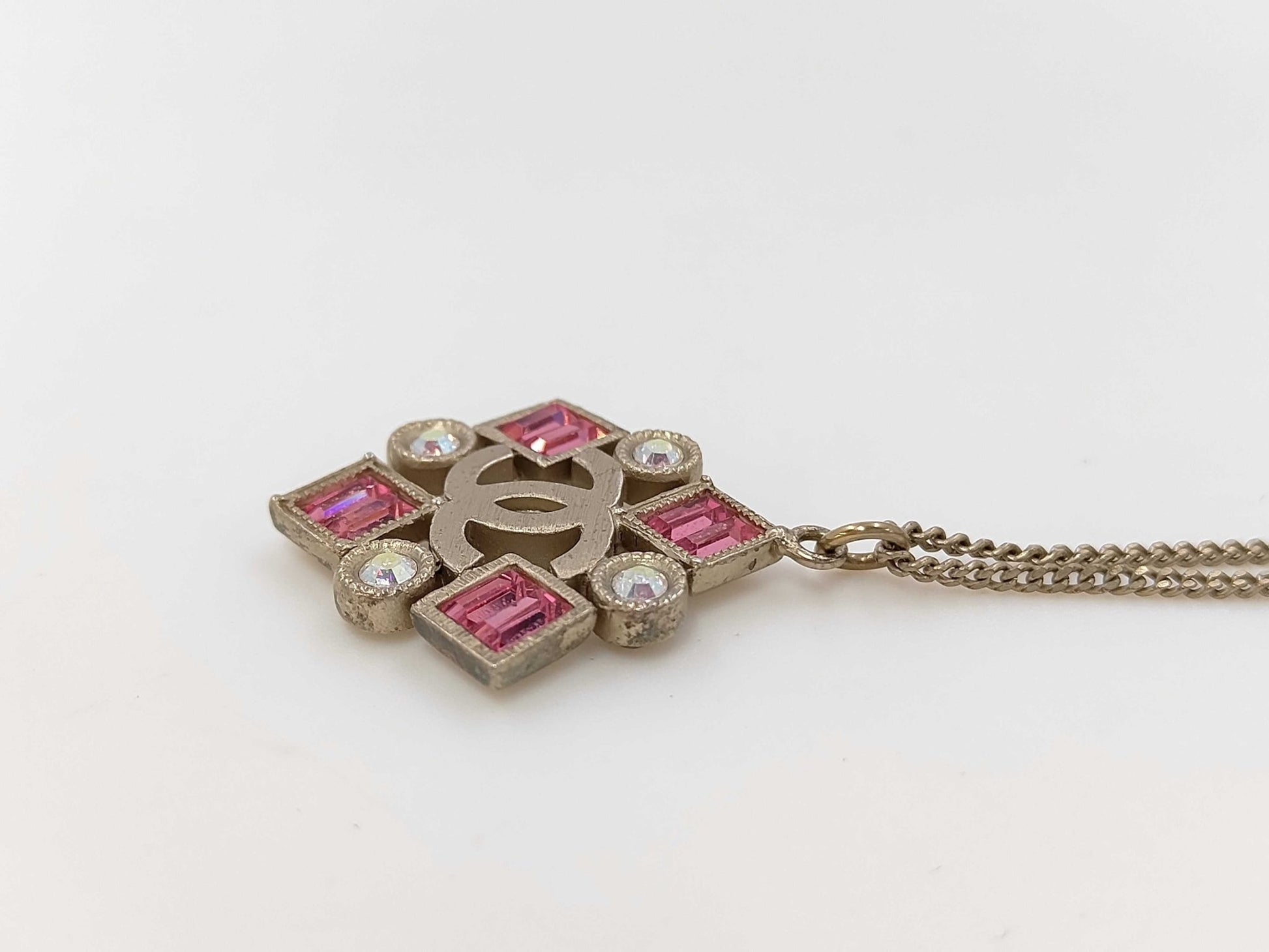 Chanel Collana Pendente CC Cristalli Rosa & AB Oro Matte – 05P 2005 - Etoilux