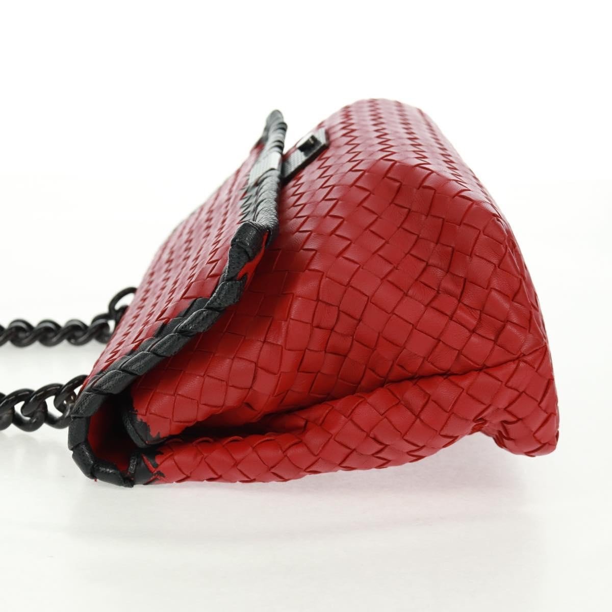 Bottega Veneta Glass Shoulder Bag Intrecciato Nappa Rosso/Nero – 28 cm - Etoilux