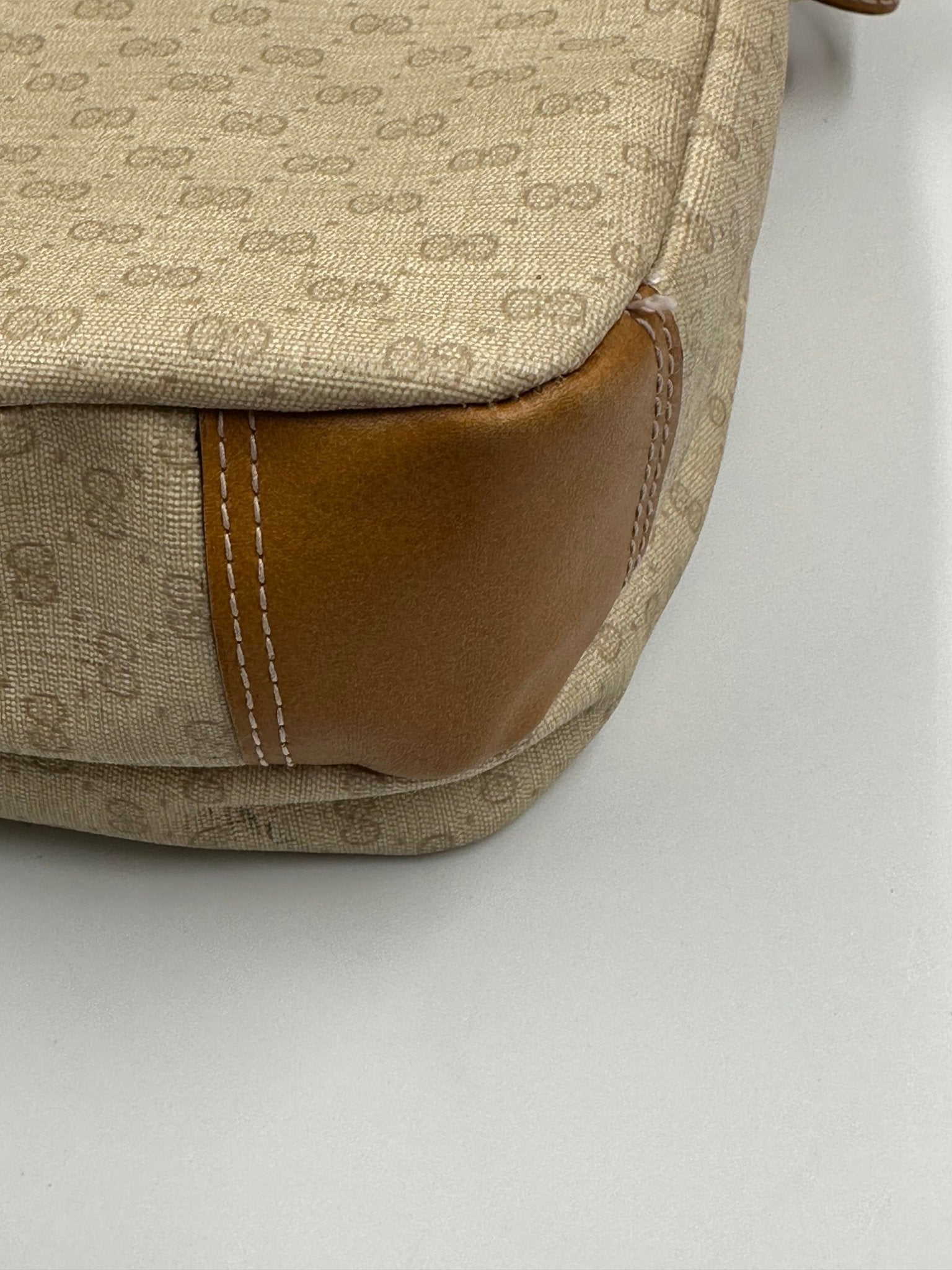 Gucci Vintage Micro GG Canvas Crossbody Bag Beige – Anni '80 - Etoilux