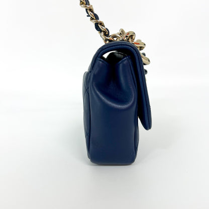 Chanel Flap Bag Small Pelle Agnello Blu Navy Catena Resina – 2020 - Etoilux