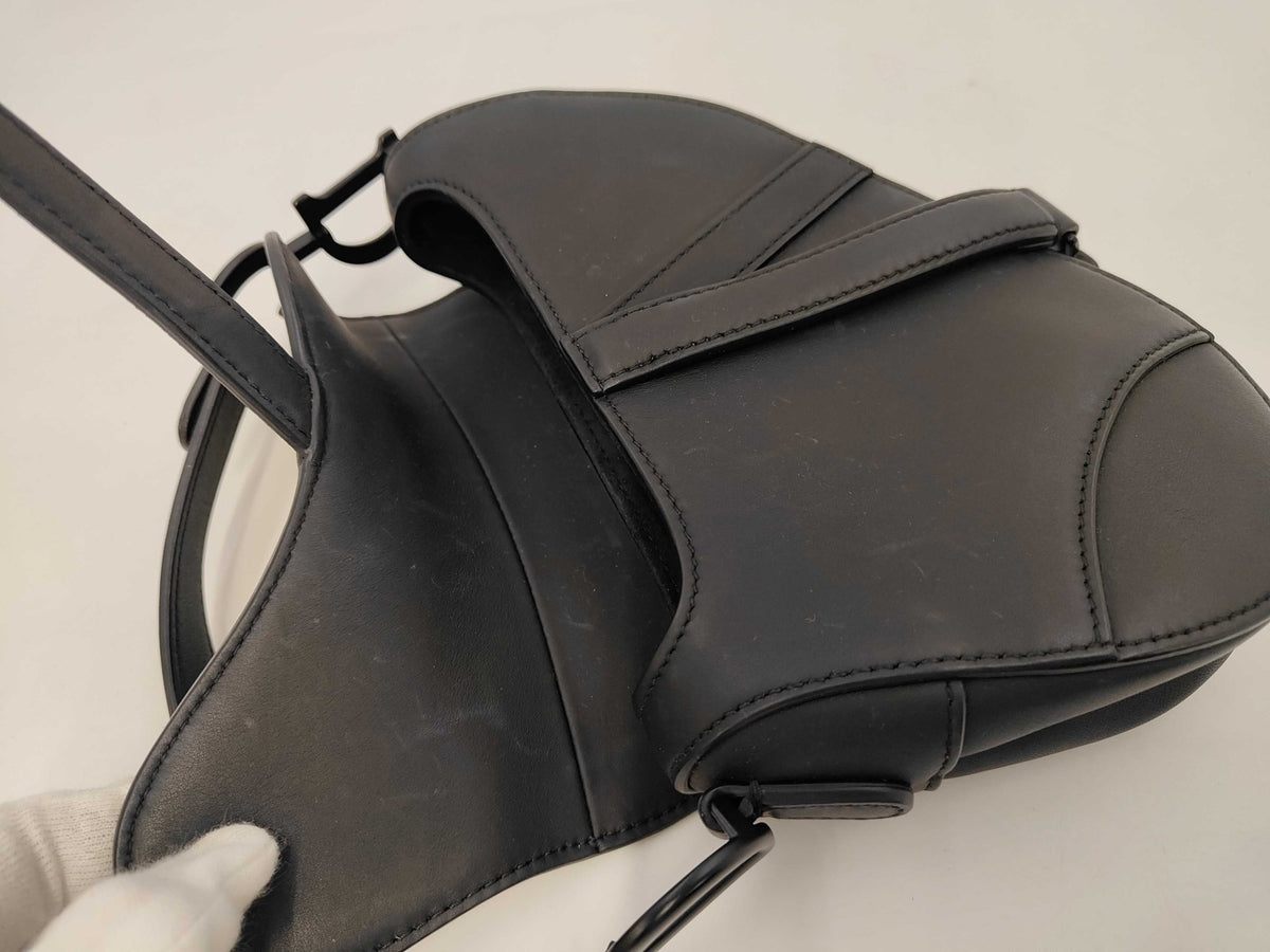 Dior Mini Saddle Ultramatte in Pelle di Vitello Nera con Tracolla Christian Dior – 19,5 cm - Etoilux