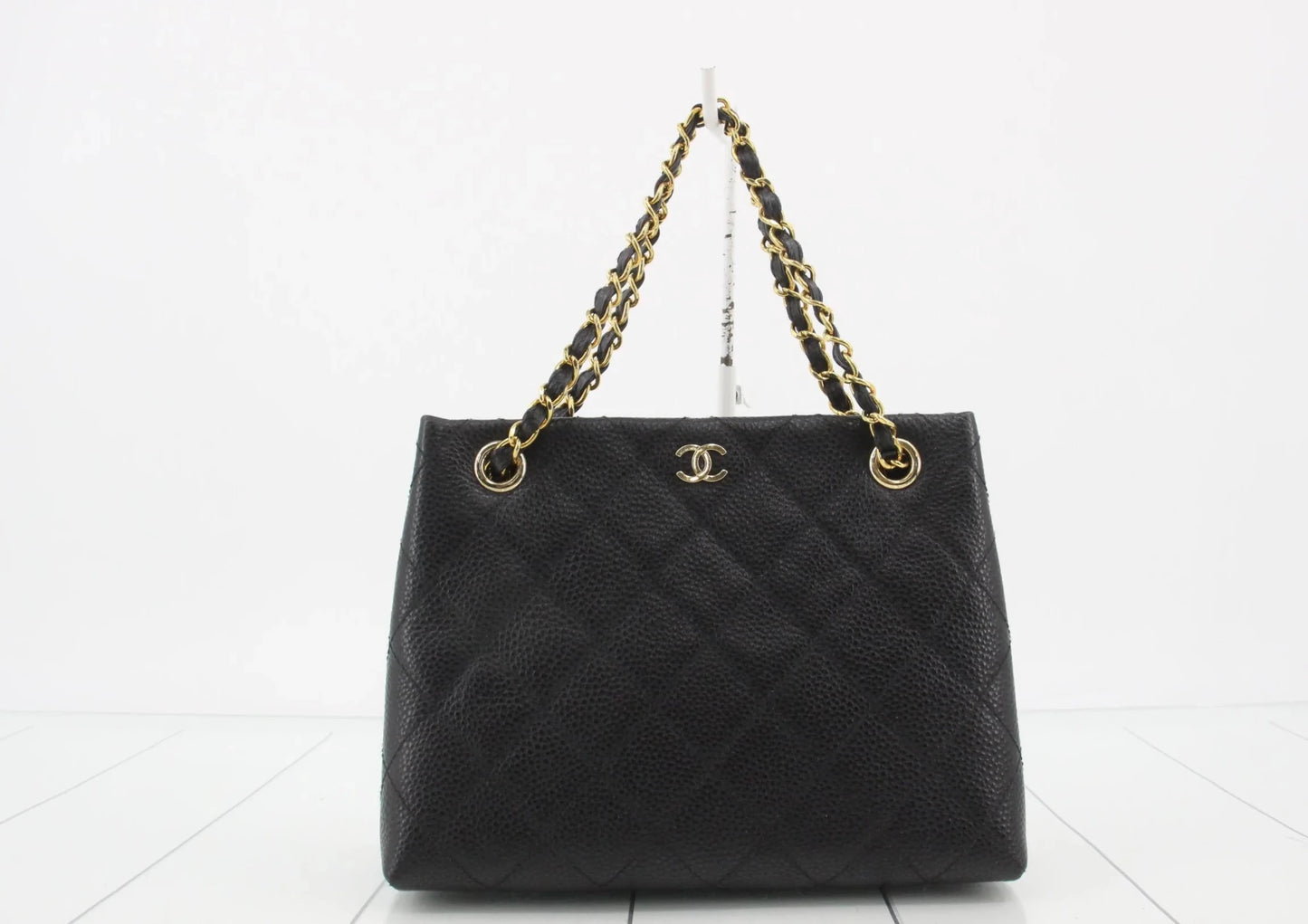 Chanel shopping tote in pelle caviar nera trapuntata con manici a catena intrecciata e CC dorato 