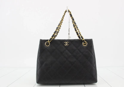 Chanel shopping tote in pelle caviar nera trapuntata con manici a catena intrecciata e CC dorato 