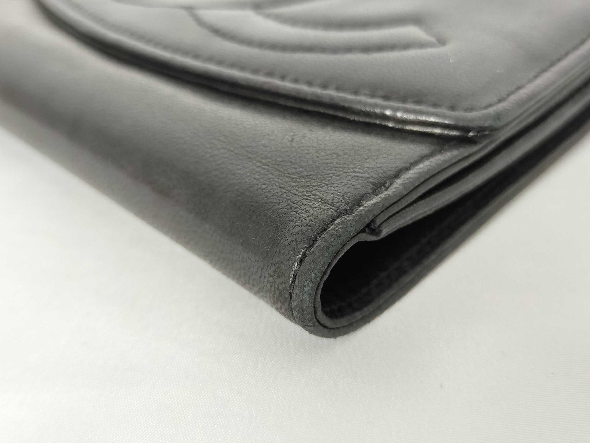 Chanel Portafoglio Compatto Timeless CC Pelle di Agnello Nera – Vintage 11,5 cm - Etoilux