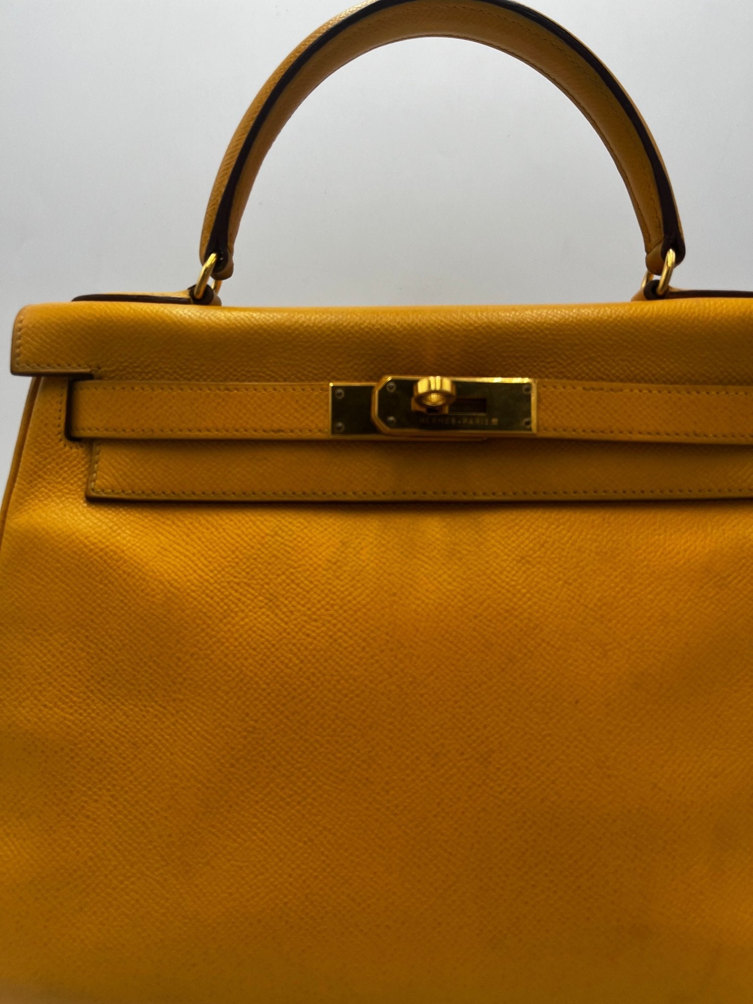 Hermès Kelly 32 Retourné Courchevel Jaune Hardware Dorato 1995 - Etoilux