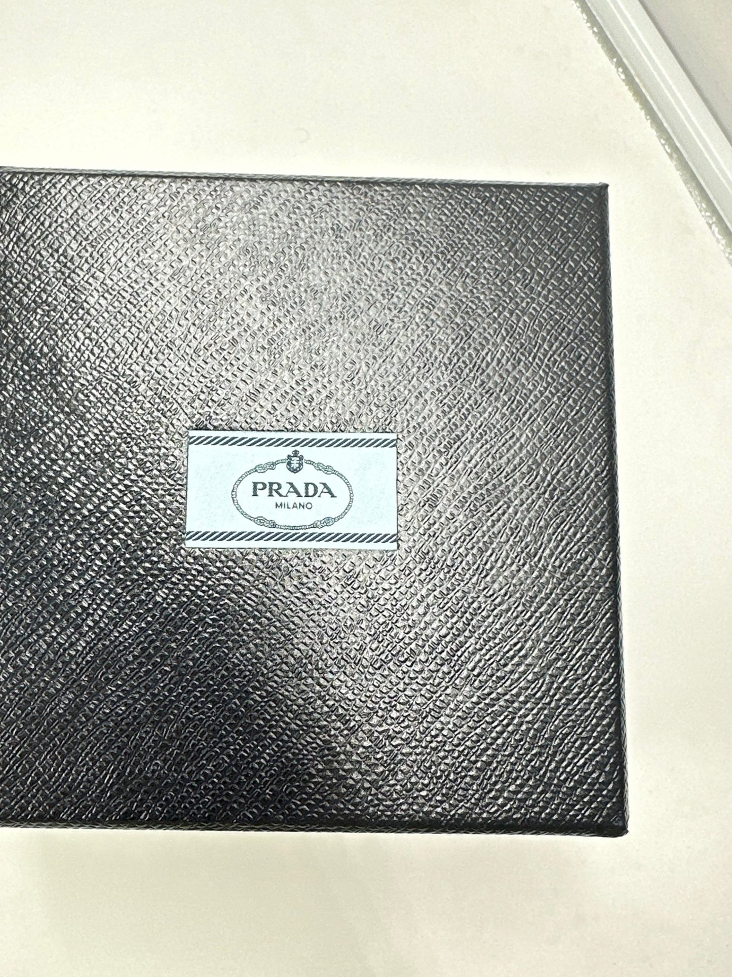 Prada Bandoliera 1BH058 Struzzo + City Verde + Nero – Hardware Oro – Full Set - Etoilux