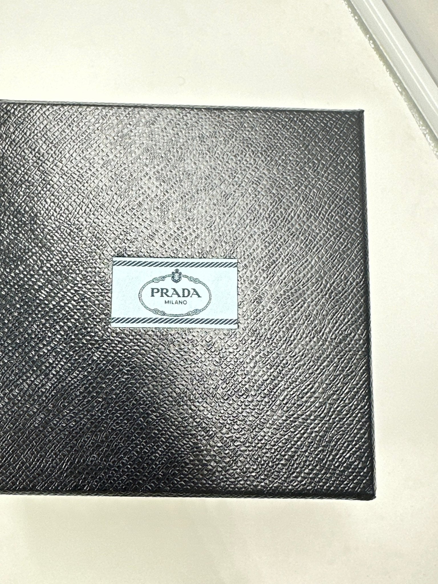 Prada Bandoliera 1BH058 Struzzo + City Verde + Nero – Hardware Oro – Full Set - Etoilux